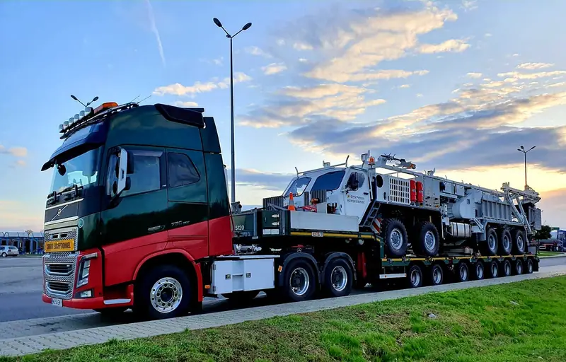 Macara mobilă transportată pe trailer agabaritic cu multe axe