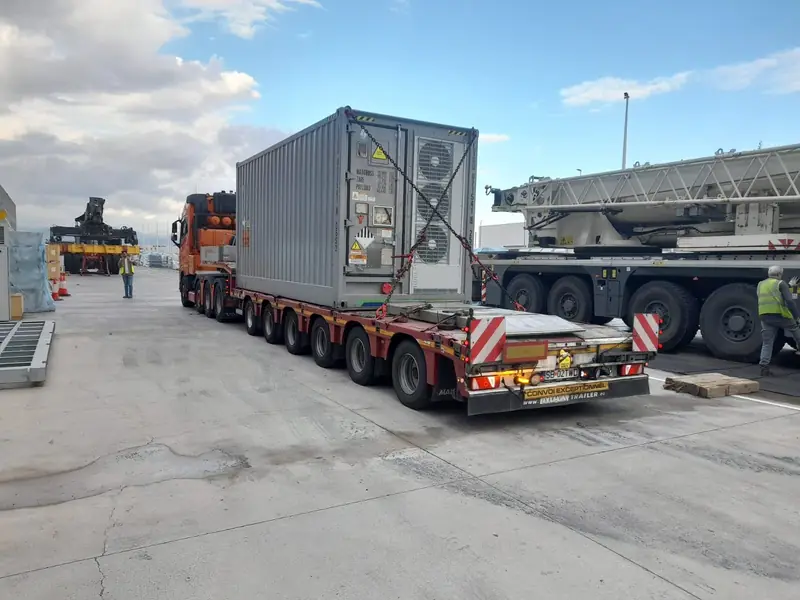 Modul tehnic tip container pe trailer modular cu multe axe