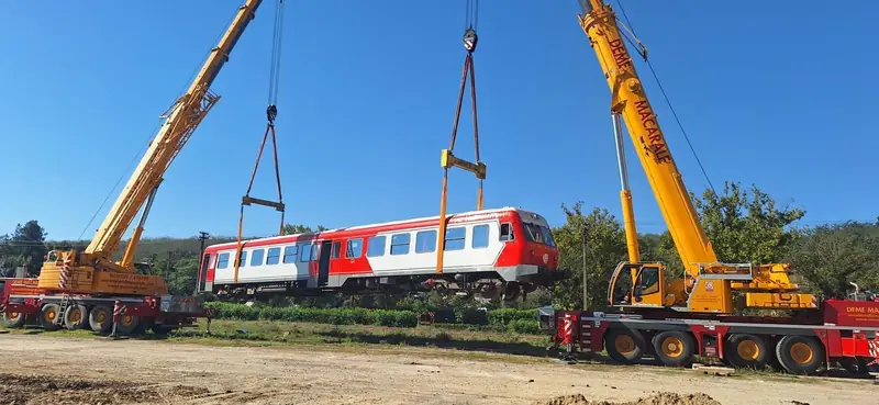 Vagon de tren ridicat cu două macarale mobile pentru încărcarea pe trailer